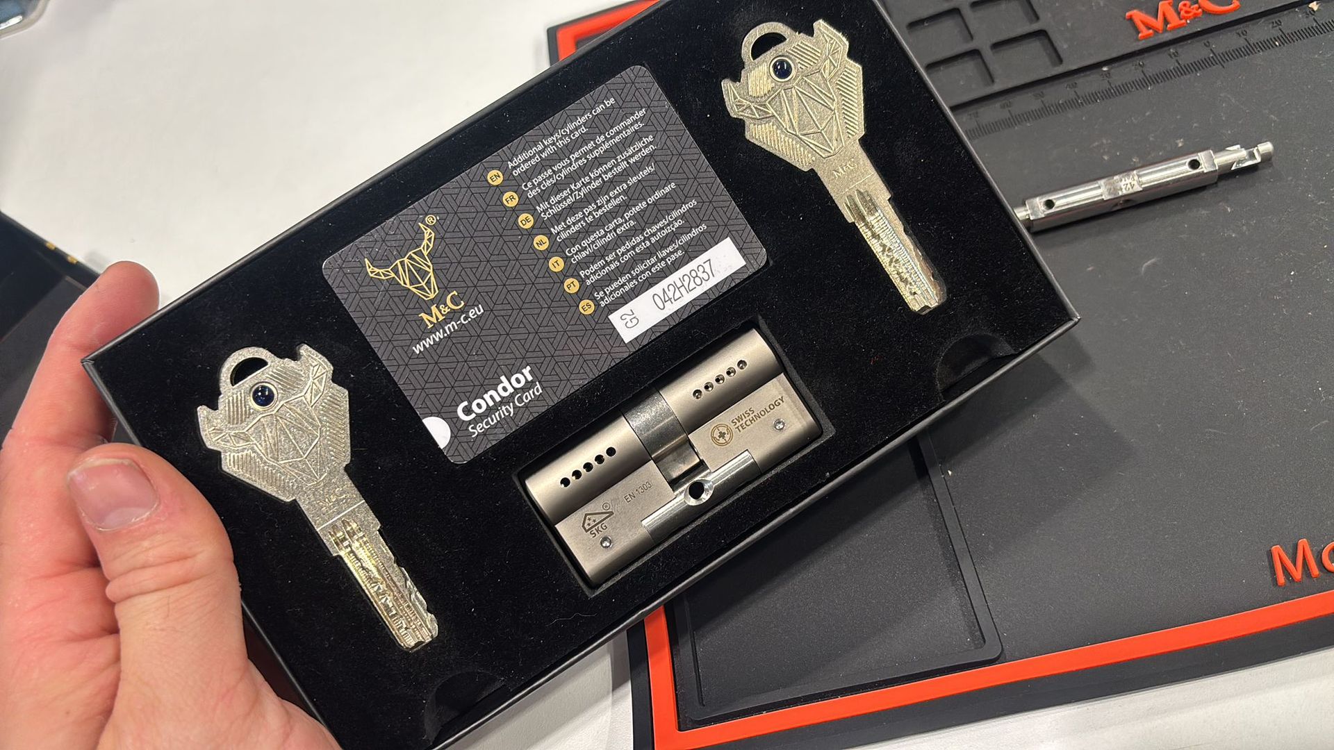 Kit de bombín de alta seguridad M&C Condor con llaves de diseño y tarjeta de seguridad Security Card
